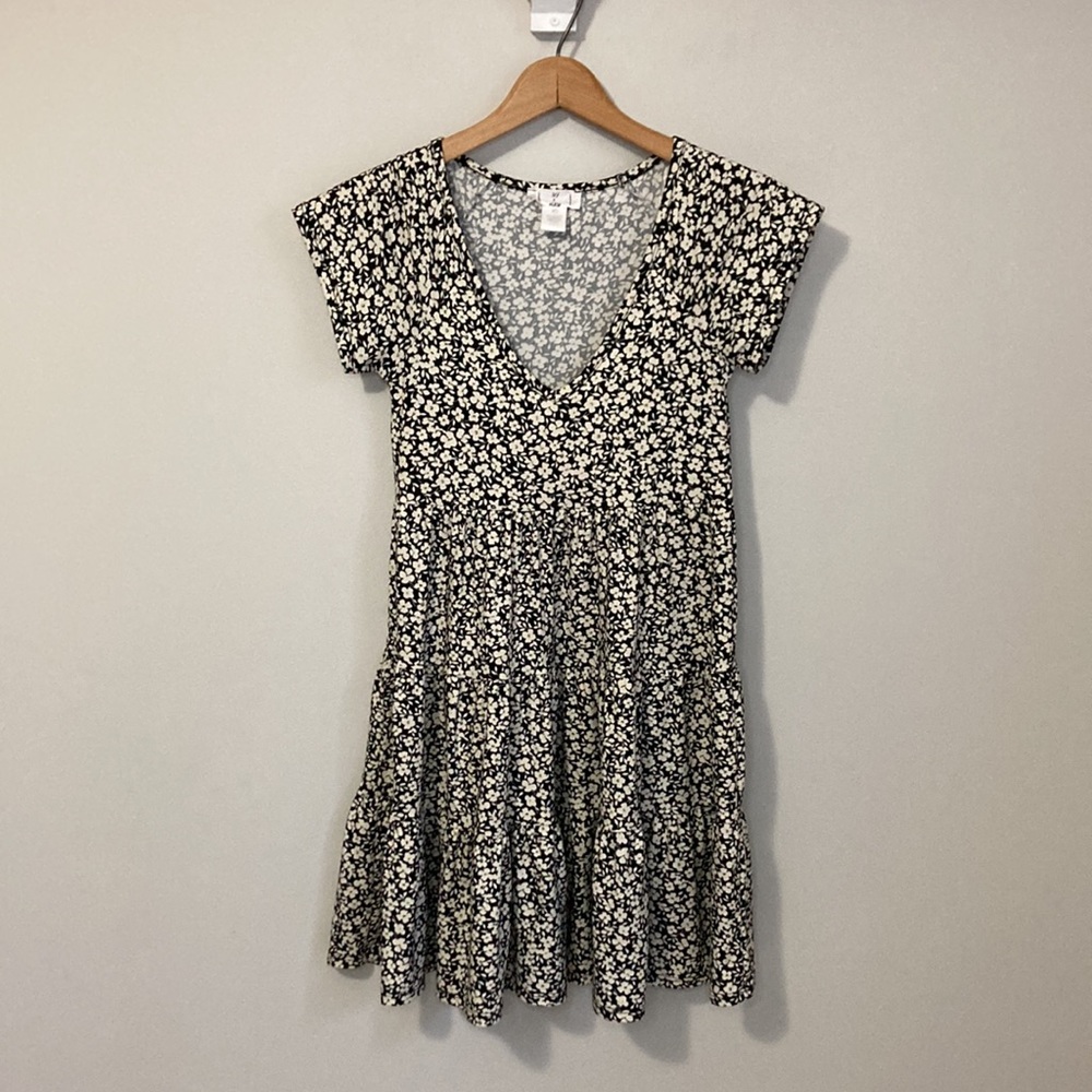 Ivy + main tiered Ruffle floral dress, cream and black, short sleeve v- neck, XS